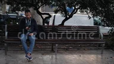 休闲快乐的人坐在公园的长凳上，游客使用语音识别人工语音辅助音频